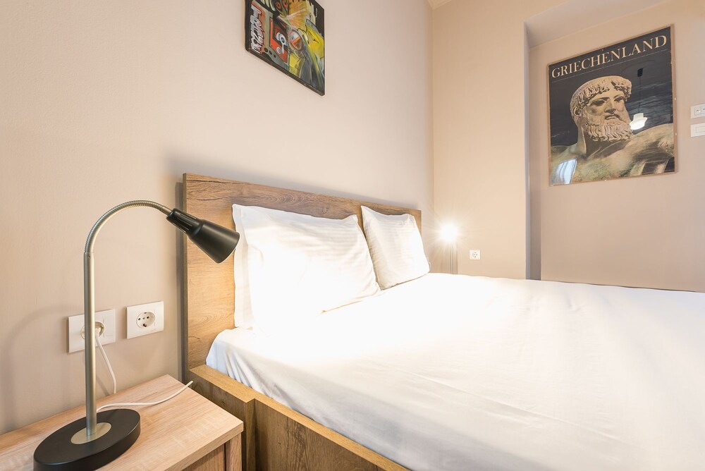 BRIGHT 2 BED APARTMENT
