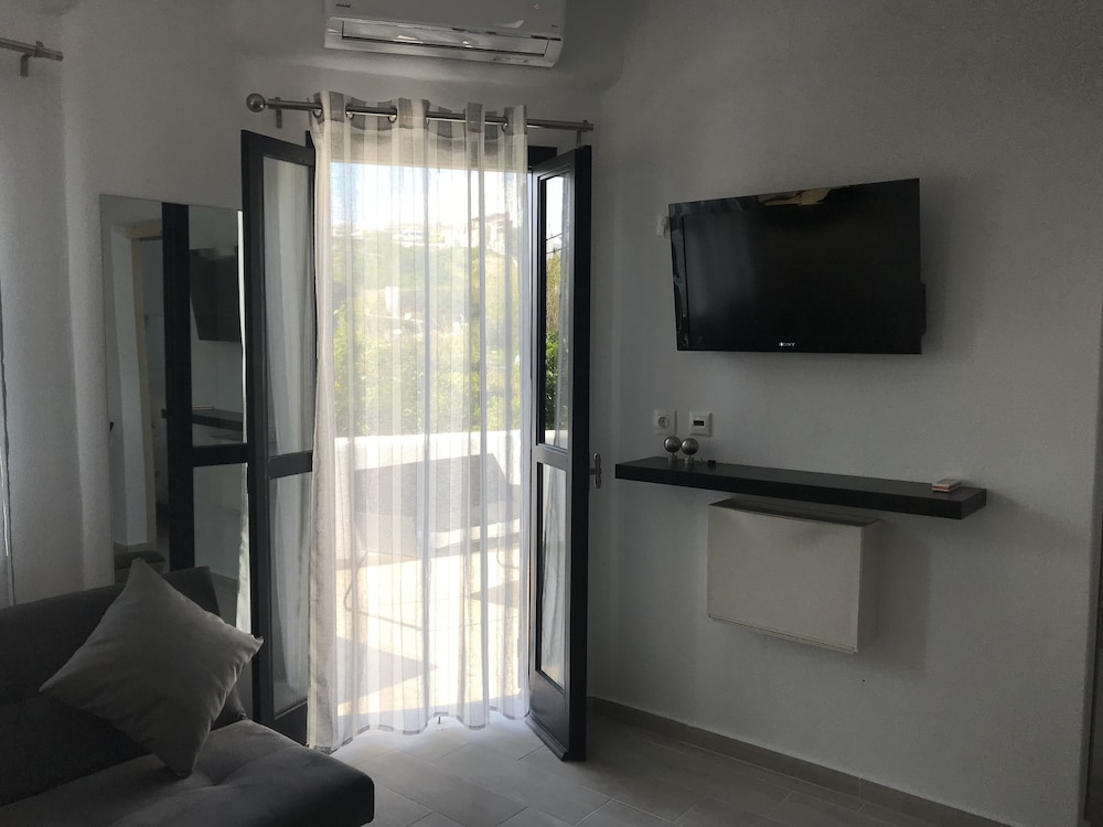 GARDEN APARTMENT