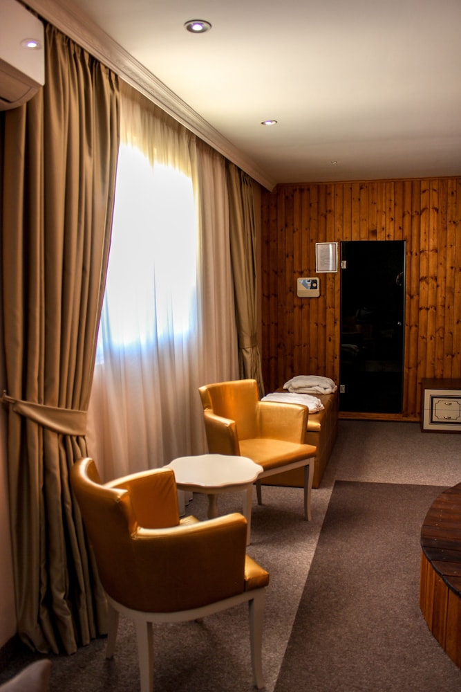 DELUXE HOTEL