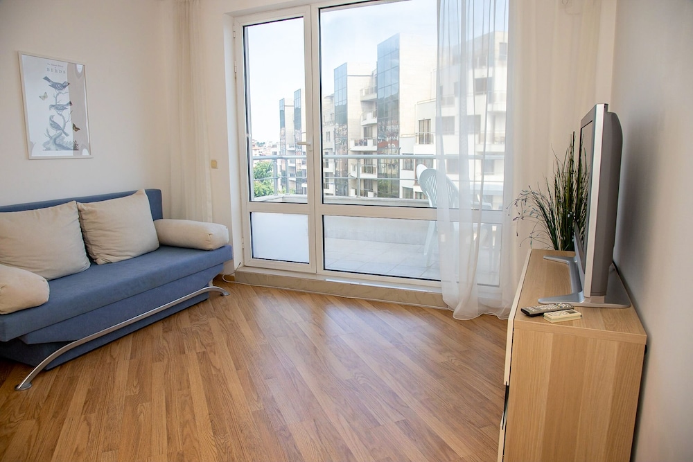 FM DELUXE 1-BDR APARTMENT WITH POOL AND SEA VIEW