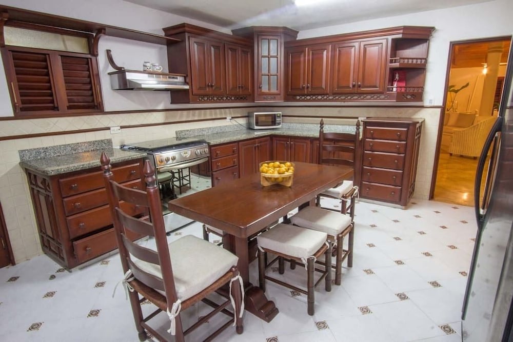 4BR VILLA LAS PIÑAS CASADECAMPO BY ASVR