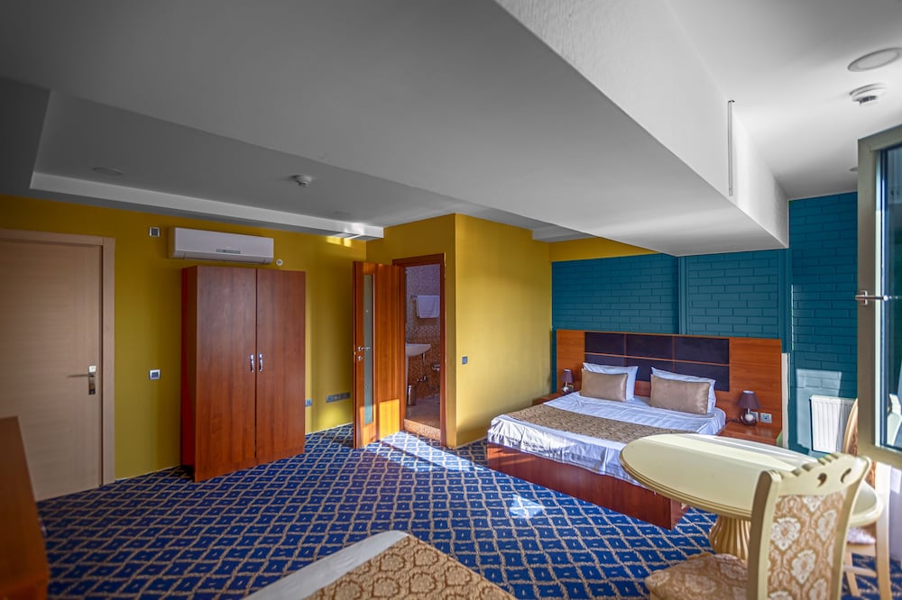 28 PLAZA HOTEL