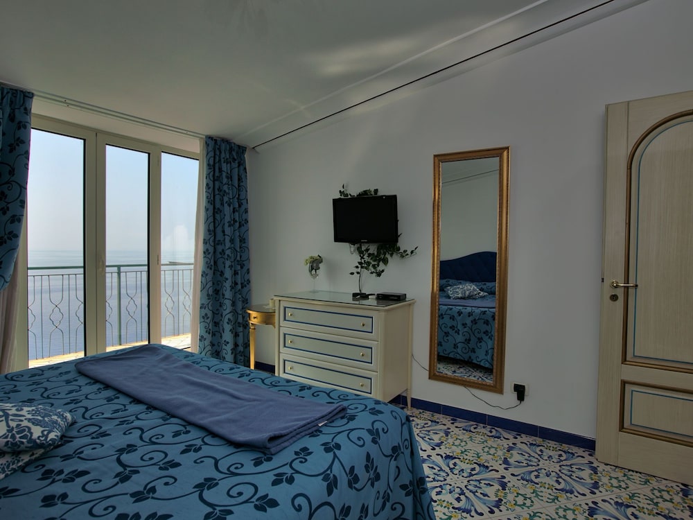 APARTMENT NEAR PRAIA WITH LARGE TERRACE AND SPECTACULAR VIEWS