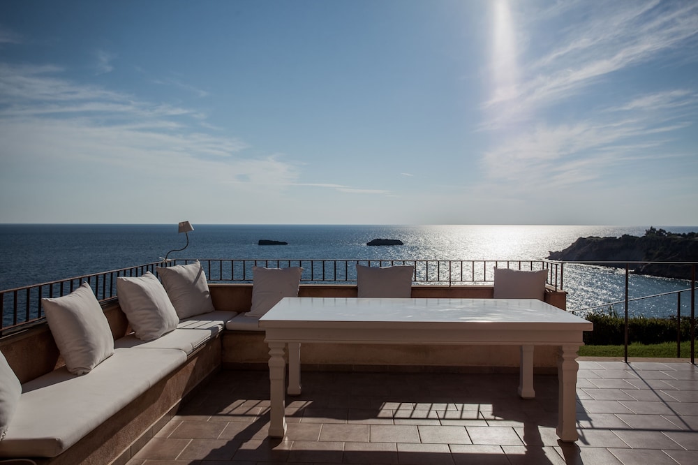 AI HELIS ABSOLUTE VILLAS