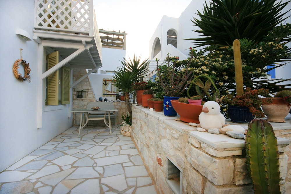LEONARDOS APARTMENTS