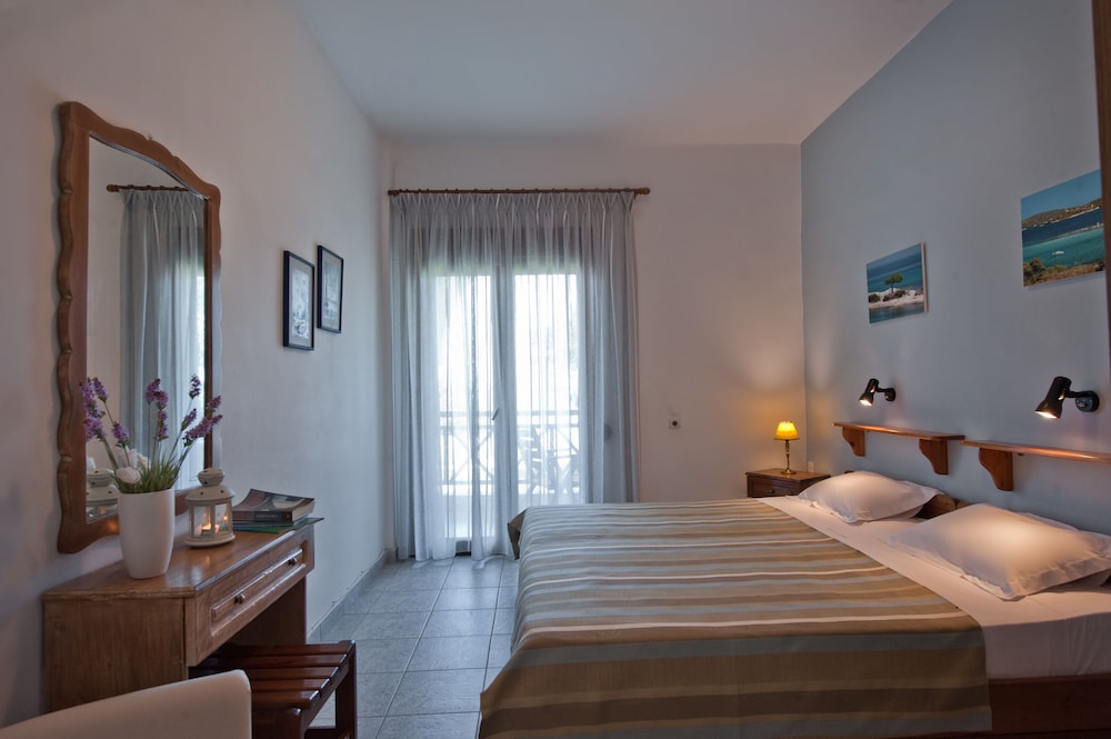 KAMARES HOUSE APARTMENTS & STUDIOS