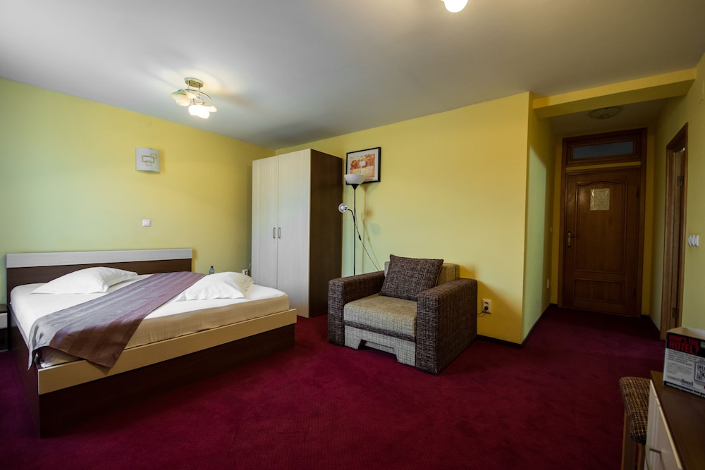 TUDOR HOTEL