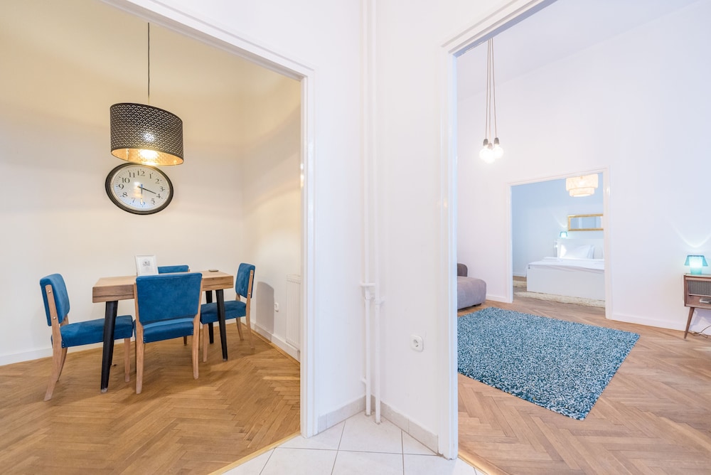 OASIS APARTMENTS - LIBERTY SQUARE