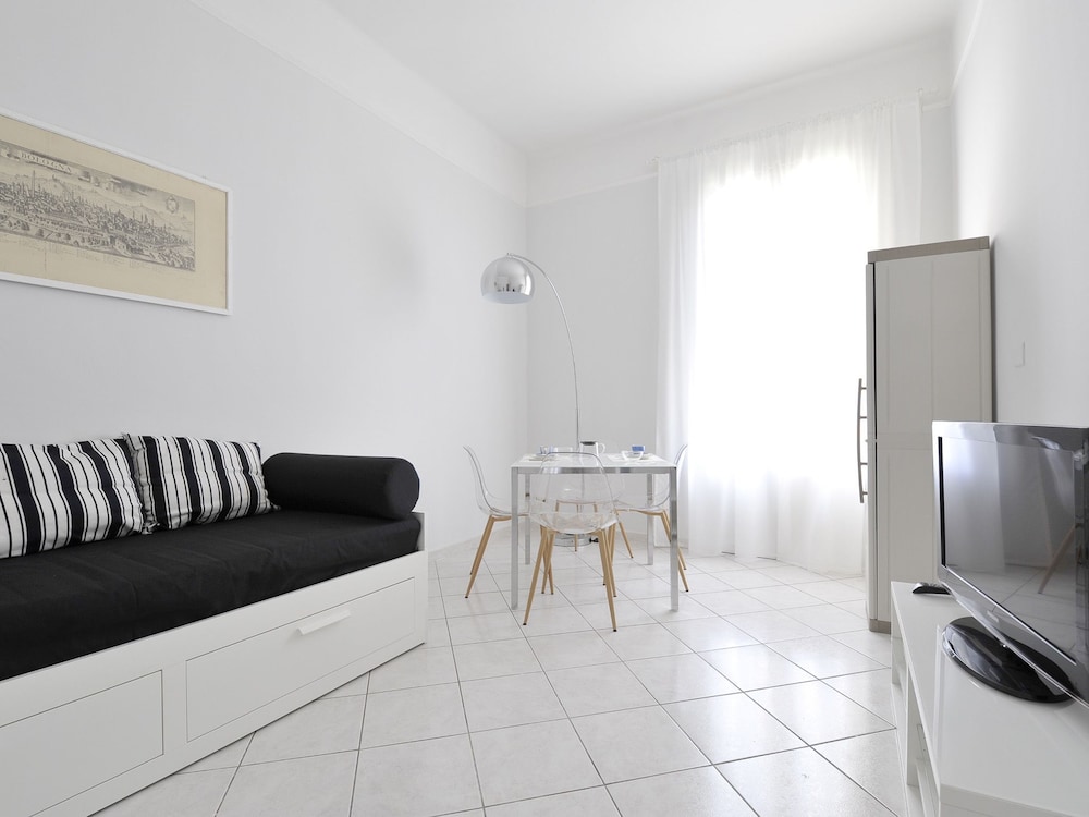 GREEN STREET APARTMENT