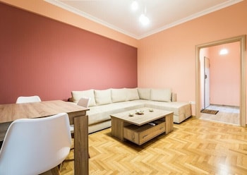 BRIGHT FLAT IN FRONT OF ACROPOLIS METRO