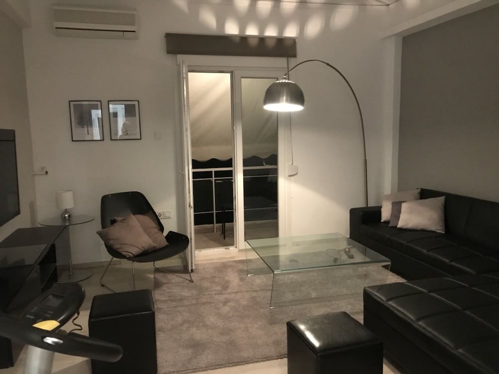 RENOVATED MINIMAL APTM NEXT TO METRO