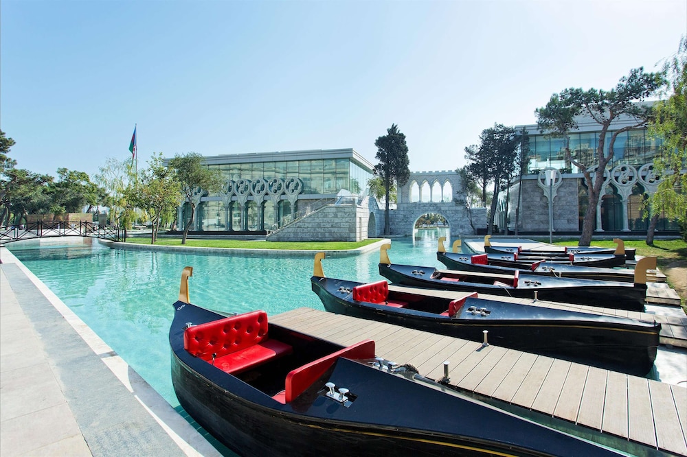 FAIRMONT BAKU, FLAME TOWERS
