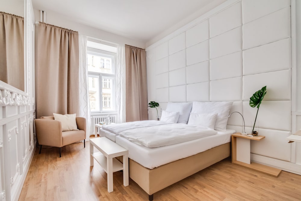 BRIGHT PRAGUE CASTLE APARTMENTS