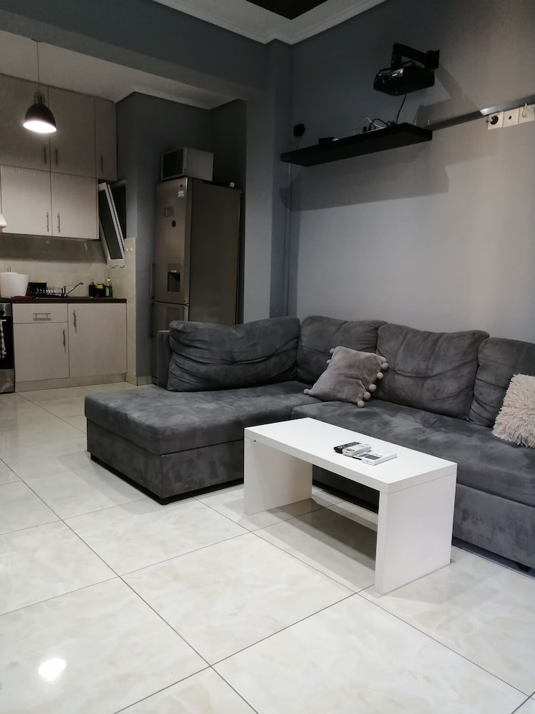 BRIGHT AND MODERNIZED APARTMENT PSYRI