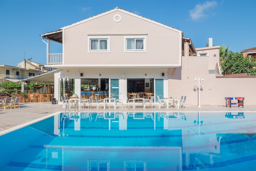 DOMINOES APARTHOTEL
