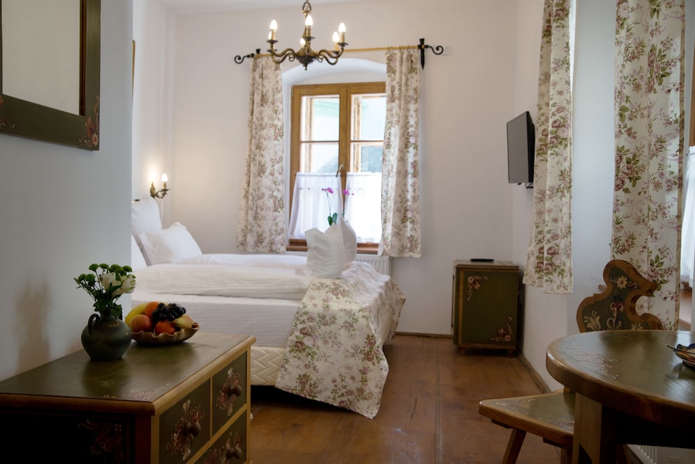 TASCHLER HAUS BOUTIQUE