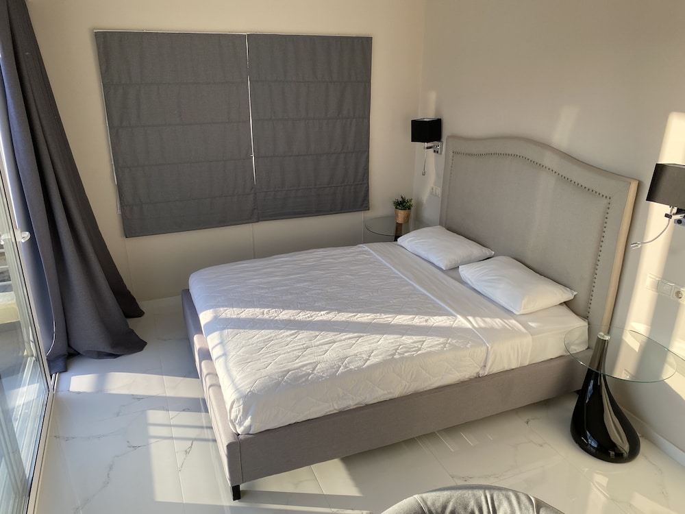 24K ATHENA SUITES